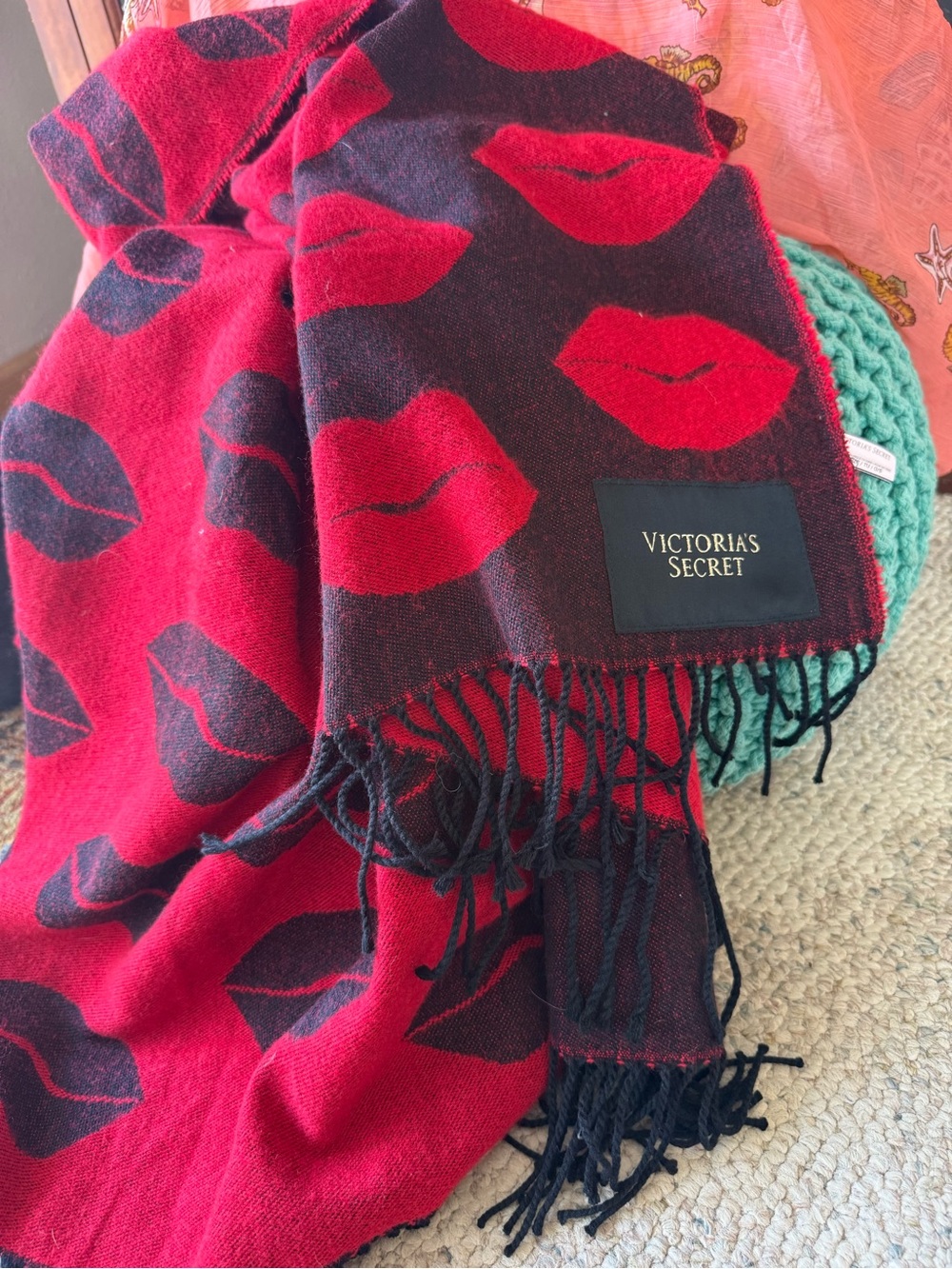 Victoria's Secret Red and Black Lip-Print Wrap Scarf - Picture 6 of 6
